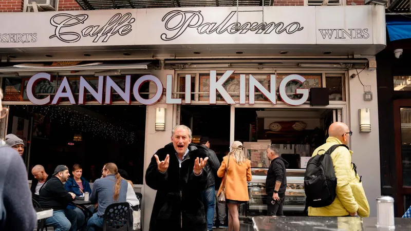 Cannoli King storefront on a New York architecture tour of Little Italy and the downtown neighbourhoods